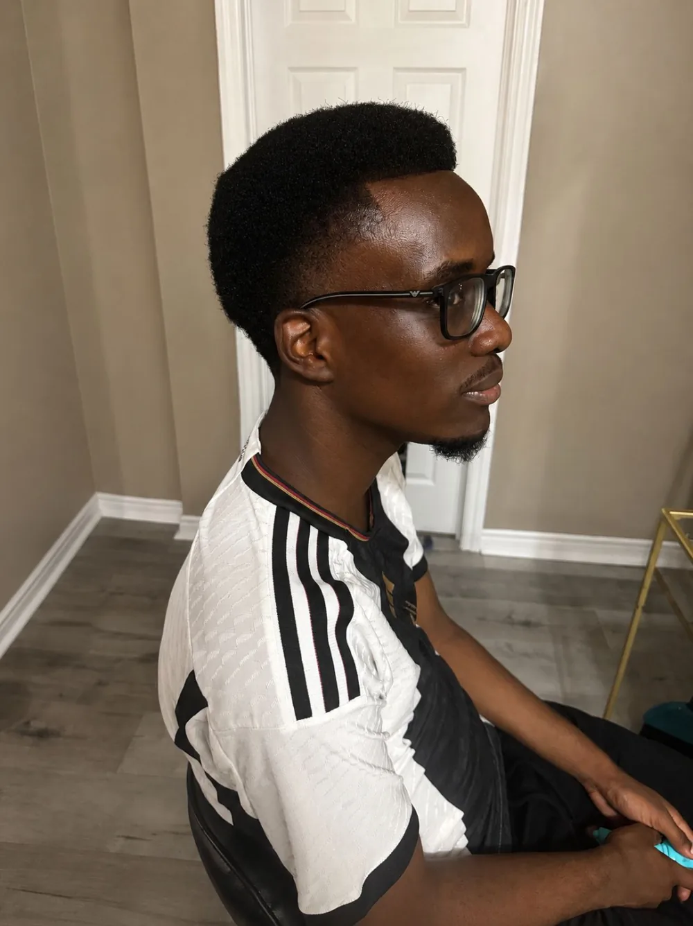 Afro fade avec ligne nette, coupe réalisée par Olivier, vue de profil
