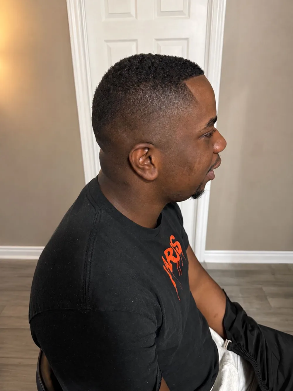 Skin fade dégradé, coupe réalisée par Olivier, vue de profil