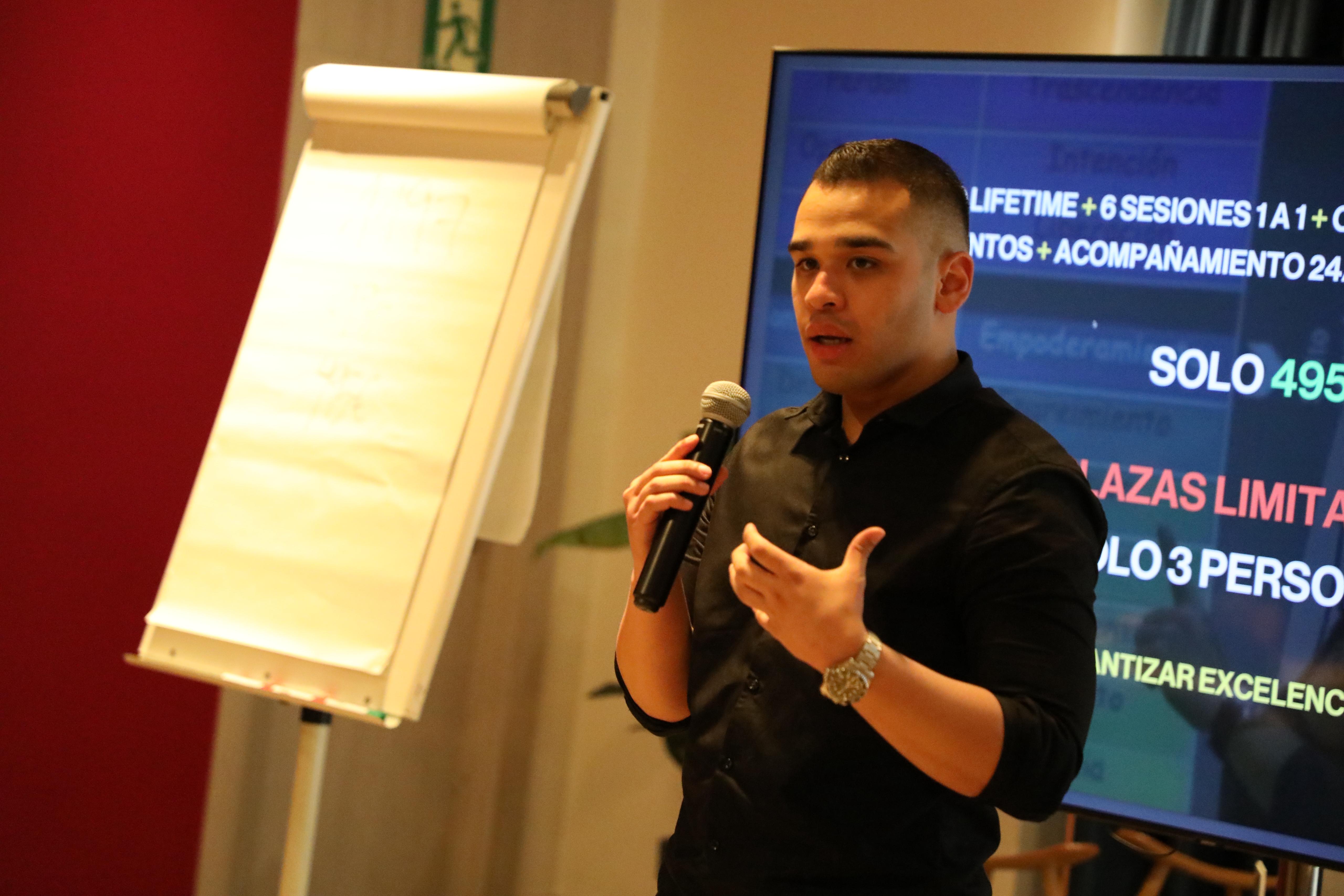 Aarón Castro, experto en negocios online y mentor de cruceros de lujo