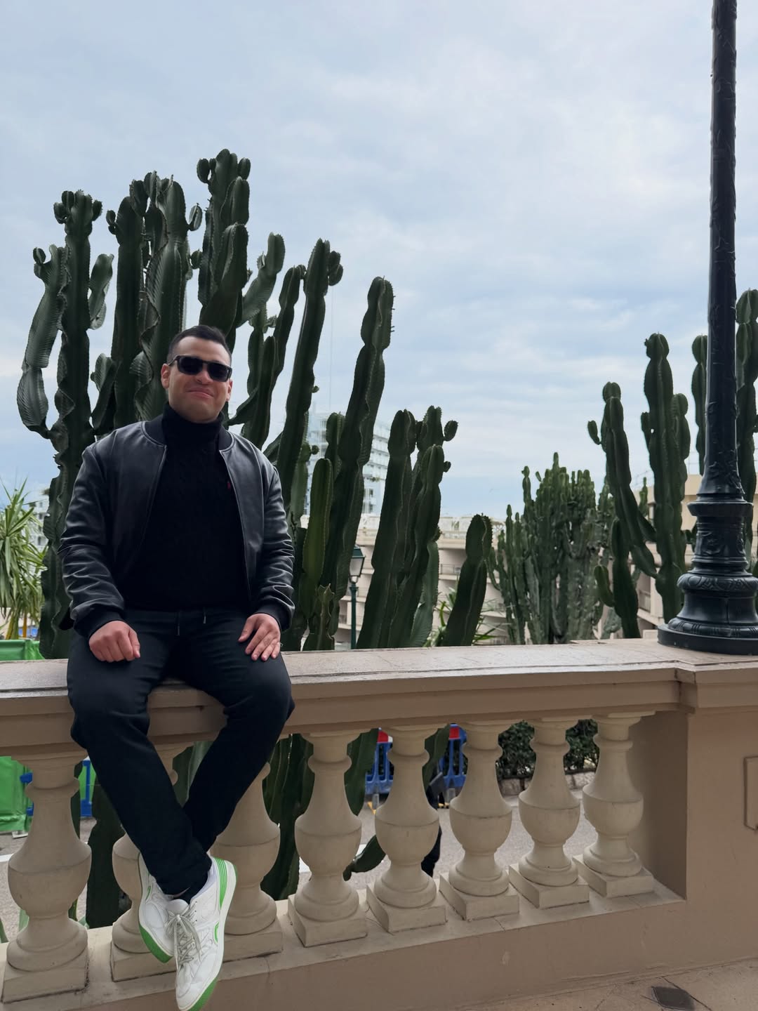 Aarón Castro admirando el paisaje desde su viaje en crucero por Mónaco