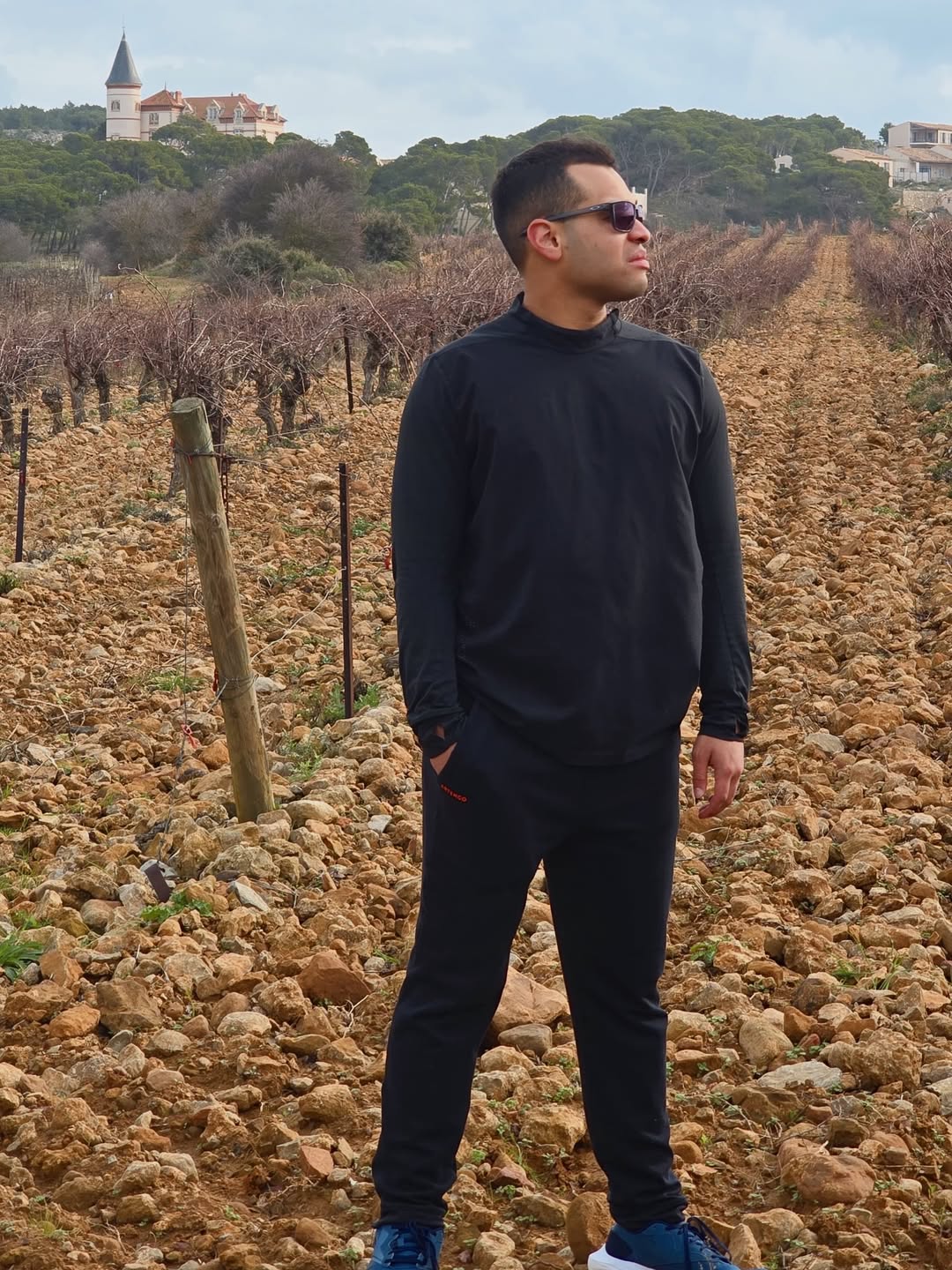 Aarón Castro disfrutando de la costa de Francia gracias a los ingresos por viajes
