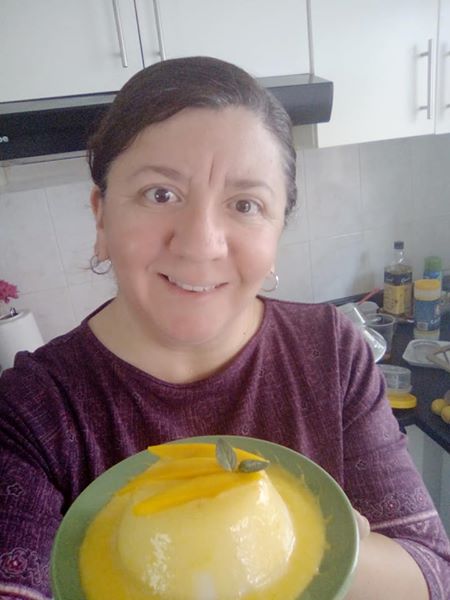 Alumna de Chefs de Corazón con su postre