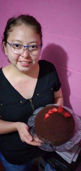 Alumna de Chefs de Corazón con su postre