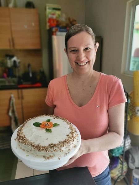 Alumna de Chefs de Corazón con su postre