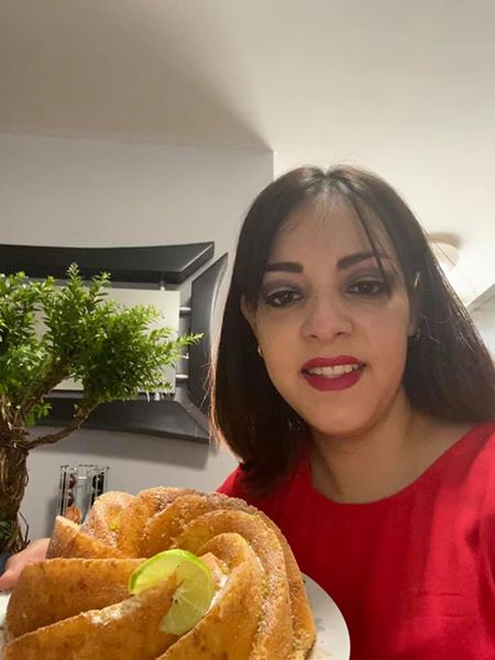 Alumna de Chefs de Corazón con su postre