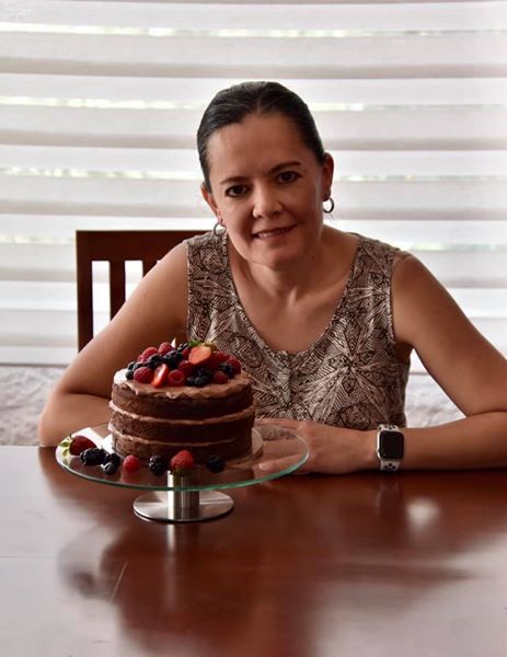 Alumna Chefs de Corazón con su postre
