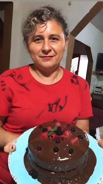 Alumna Chefs de Corazón con su postre