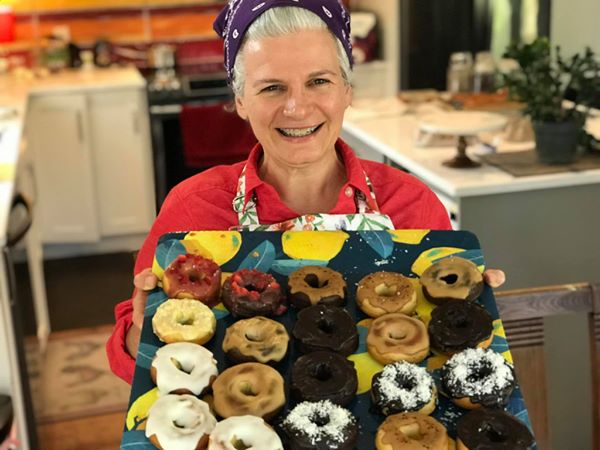 Alumna de Chefs de Corazón con su postre
