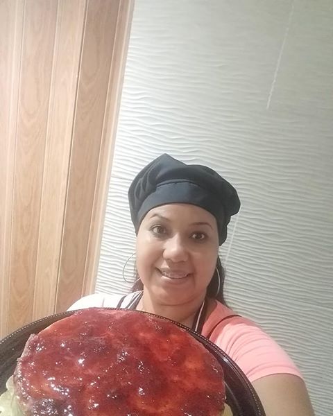 Alumna de Chefs de Corazón con su postre