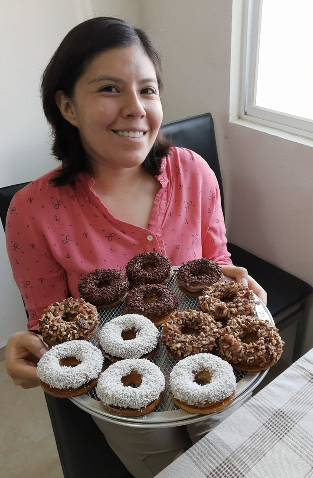 Alumna Chefs de Corazón con su postre