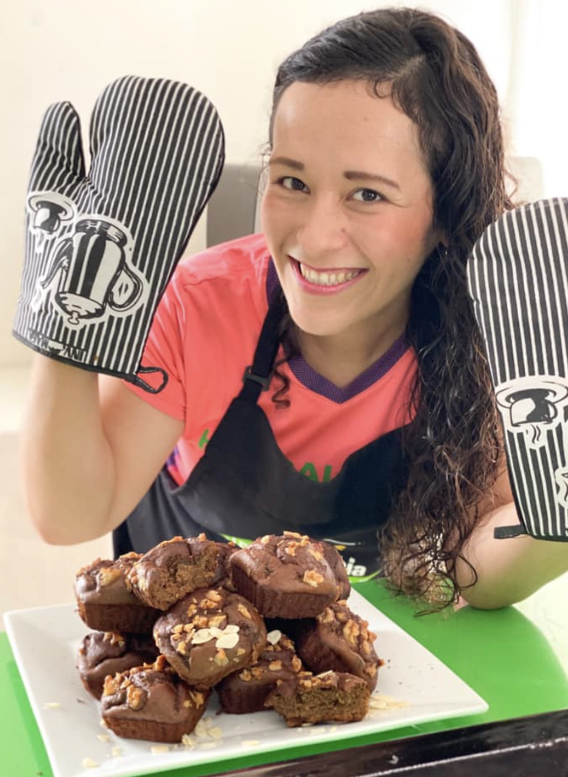 Alumna Chefs de Corazón con su postre