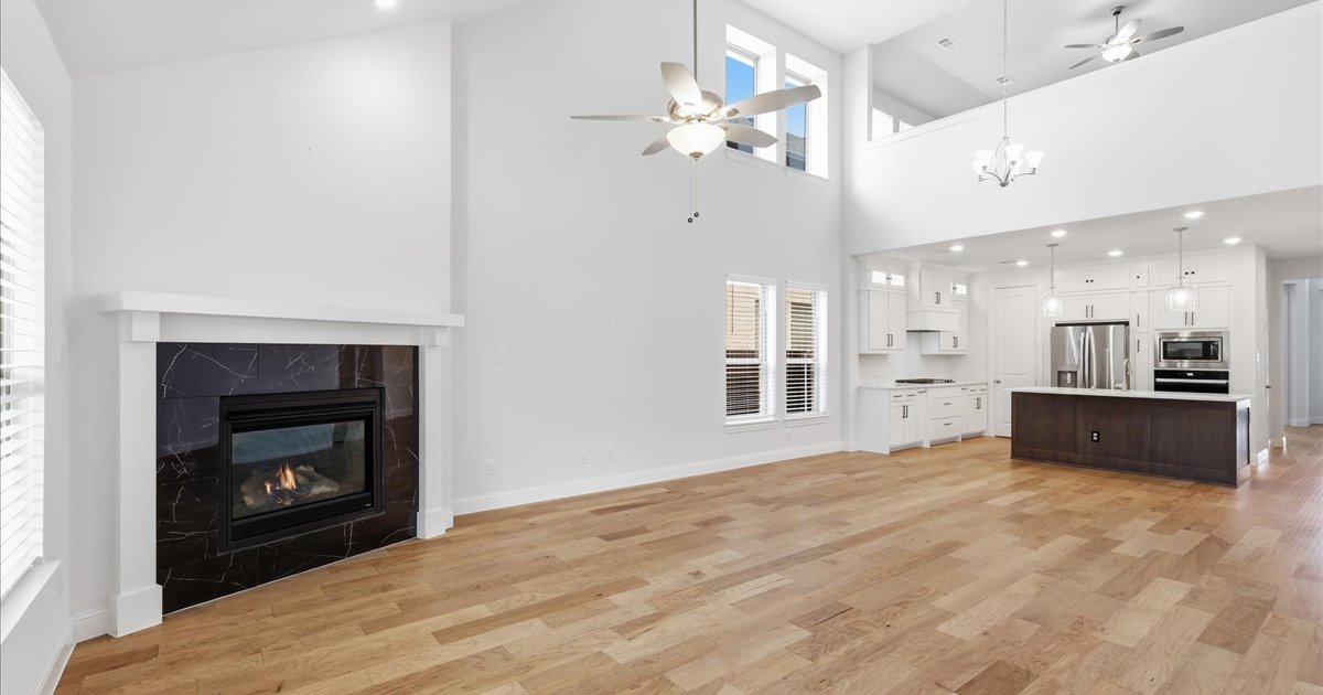 Spacious living room and natural light all within view of the kitchen at 2504 Silver Leaf Dr. Spacious living room and natural light all within view of the kitchen at 2504 Silver Leaf Dr.
