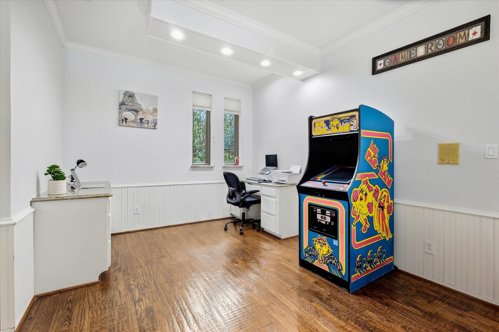 Flexible interior room suitable for an office, study, or additional living space
