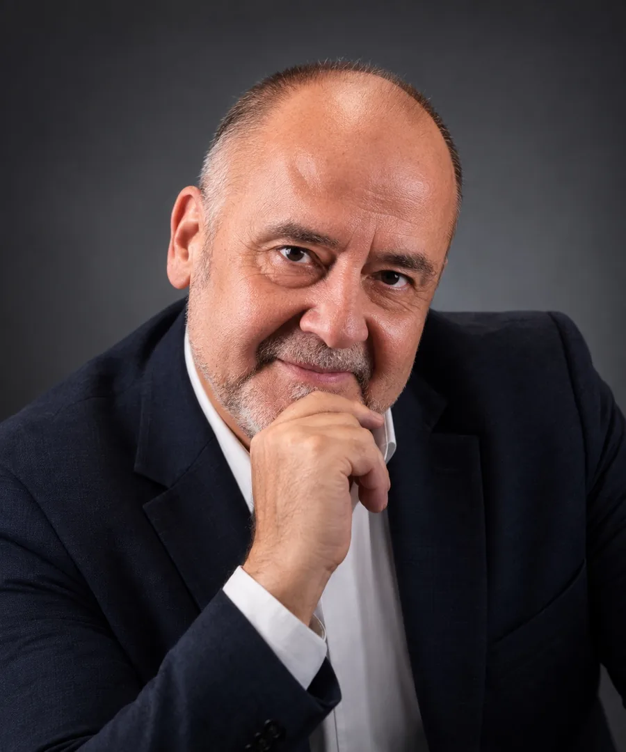 Francisco Marañón, con americana azul, fundador de LiberEX
