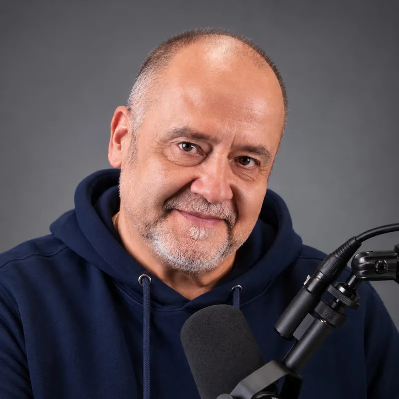 Francisco Marañón junto al micrófono