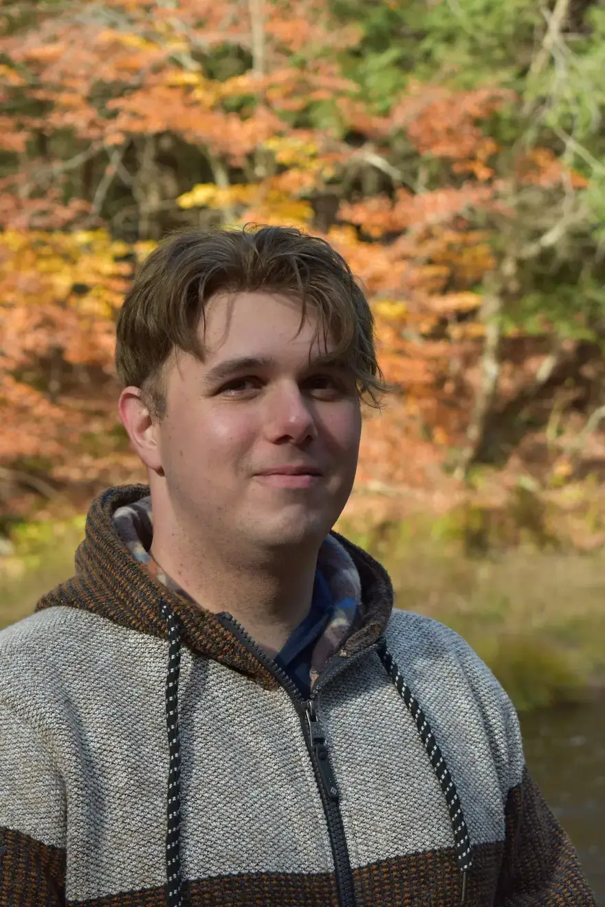 Portrait de Simon Paré-Gaudreault dehors, en automne