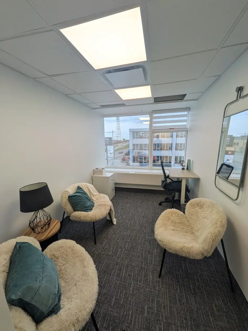 Le bureau de Sainte-Foy, deux fauteuils devant une grande fenêtre