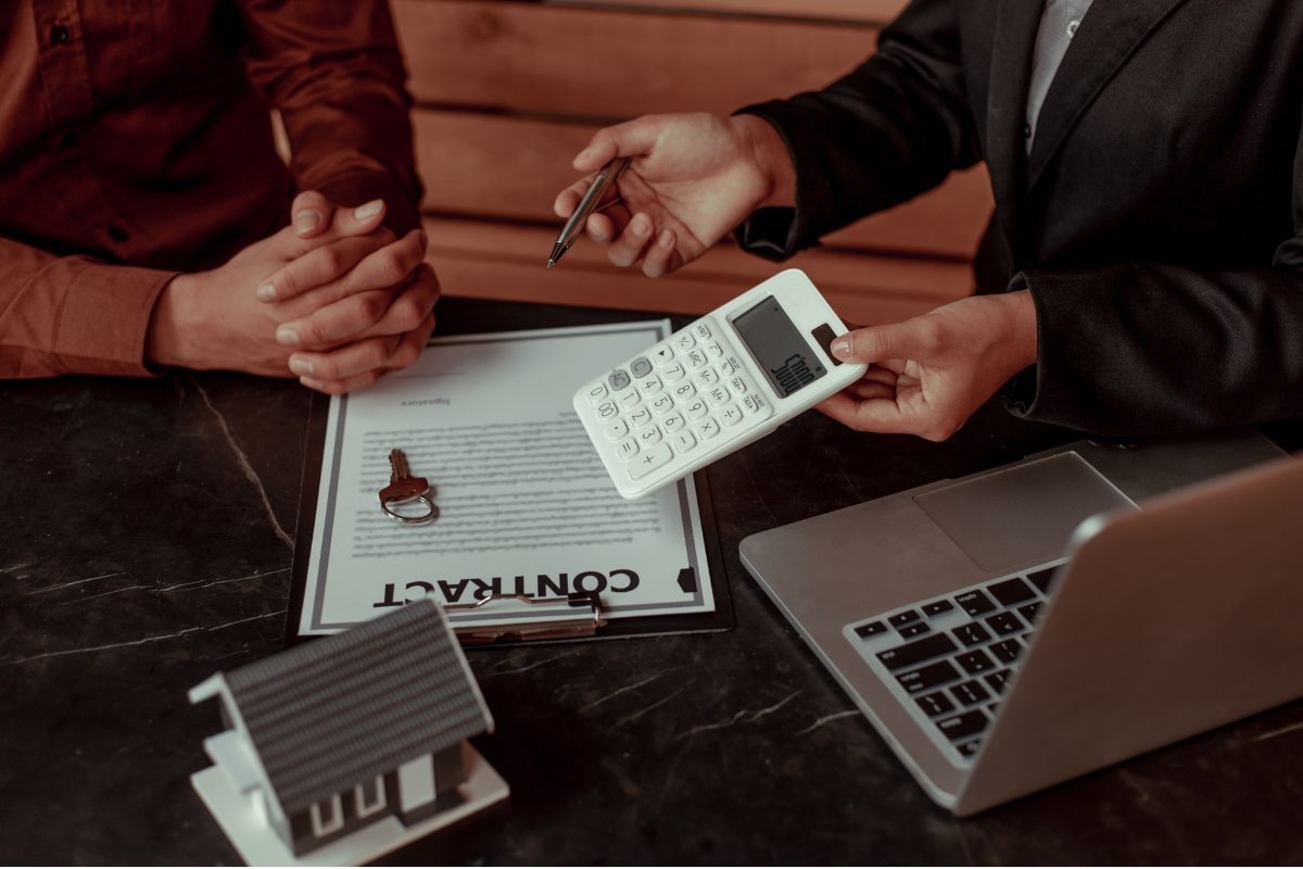 A notary explaining the standard notarial fee to a client at a table