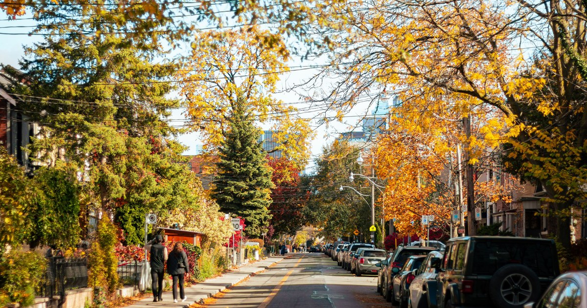 List Before the Holidays or Wait for Spring 2027? What East Toronto's Numbers Say