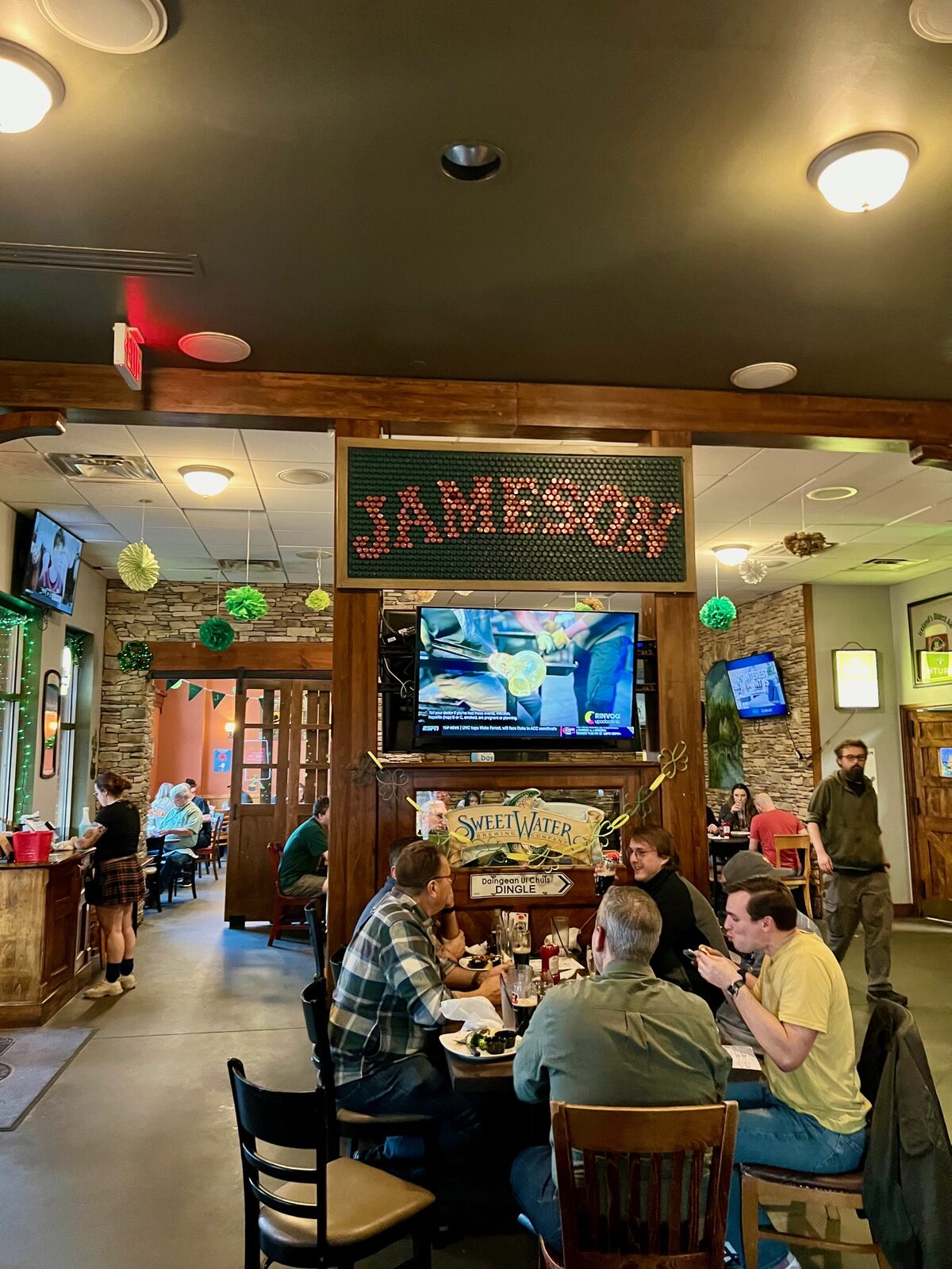 Guests dining by the Jameson bar