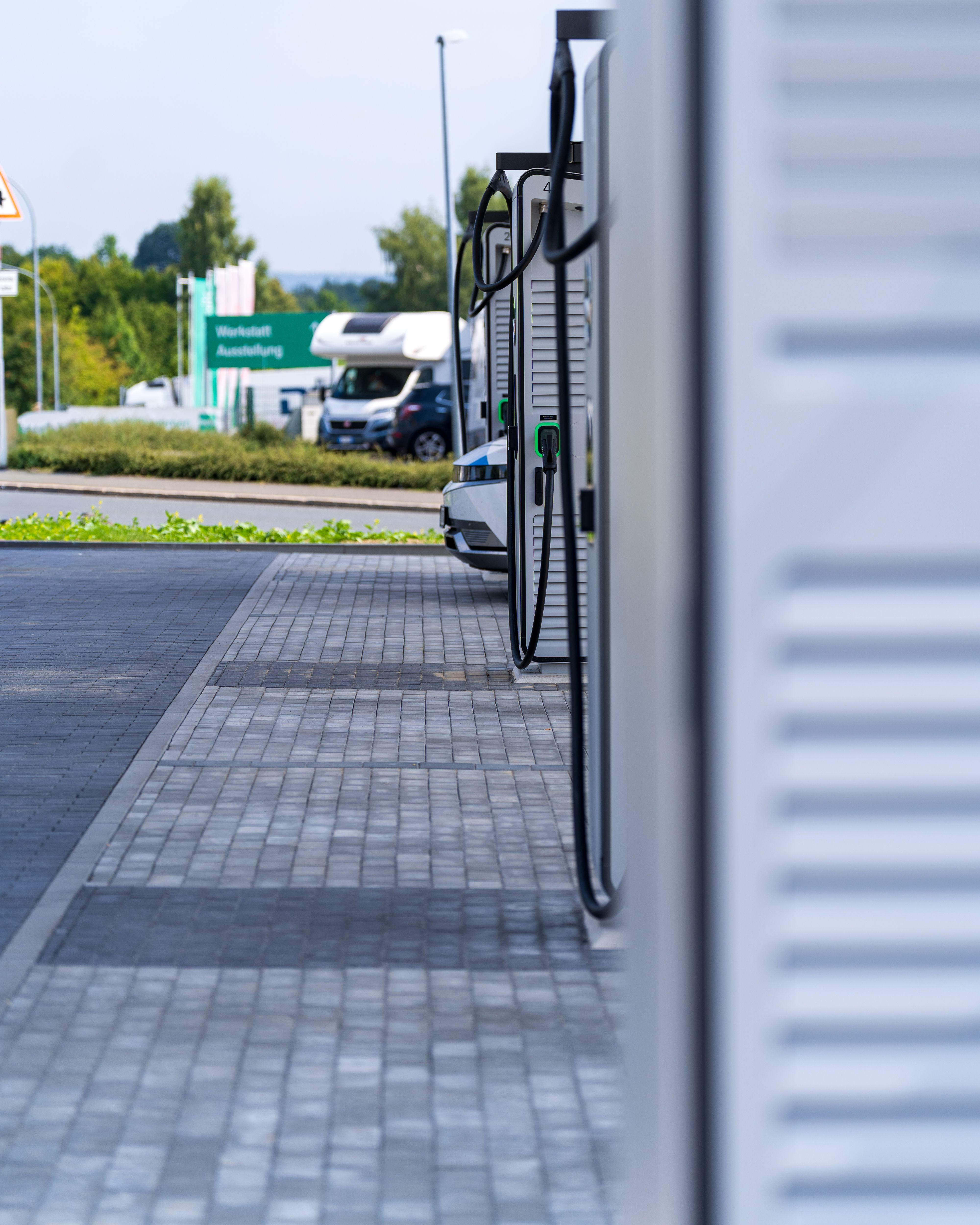 Electric vehicle charging station