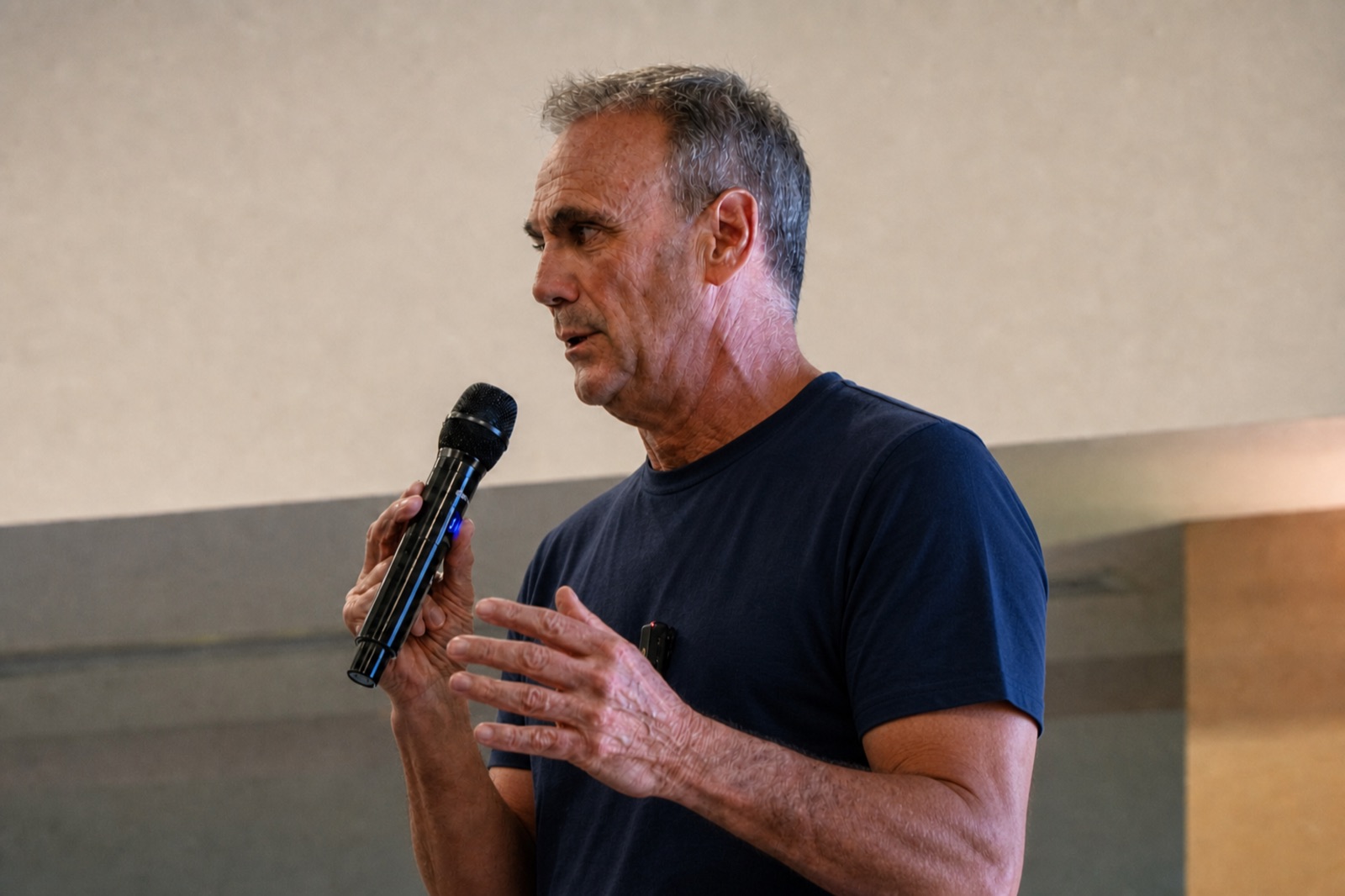 Marcelo Domínguez hablando con micrófono