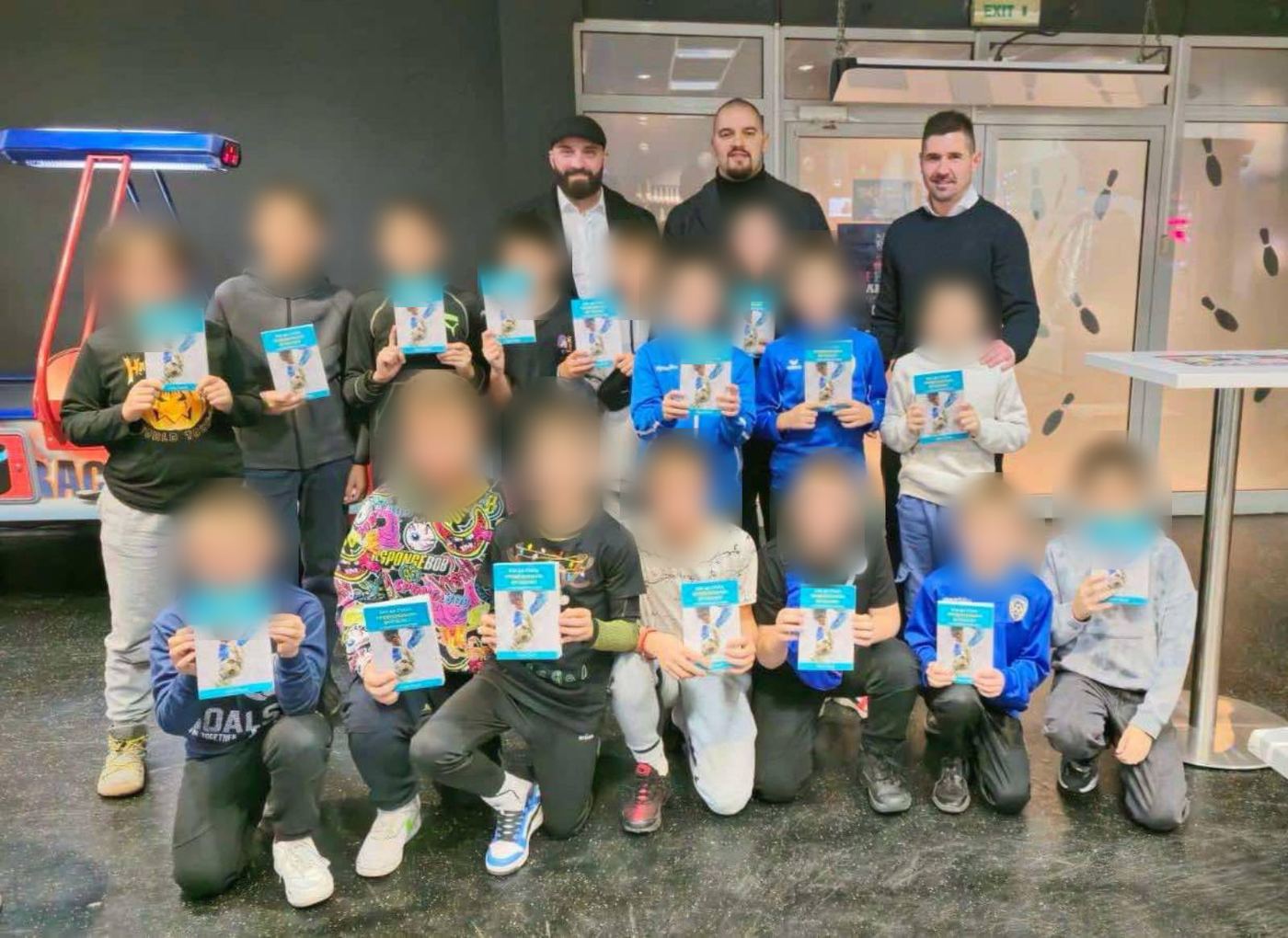 Деца от футболна школа с книгата