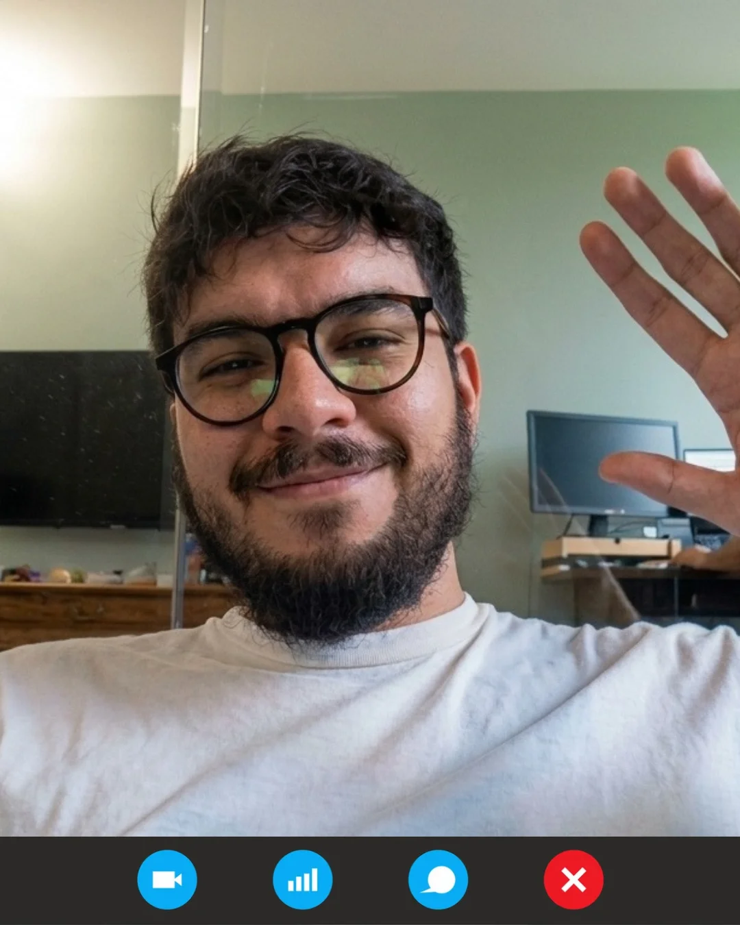 Gabriel en una videollamada por Google Meet