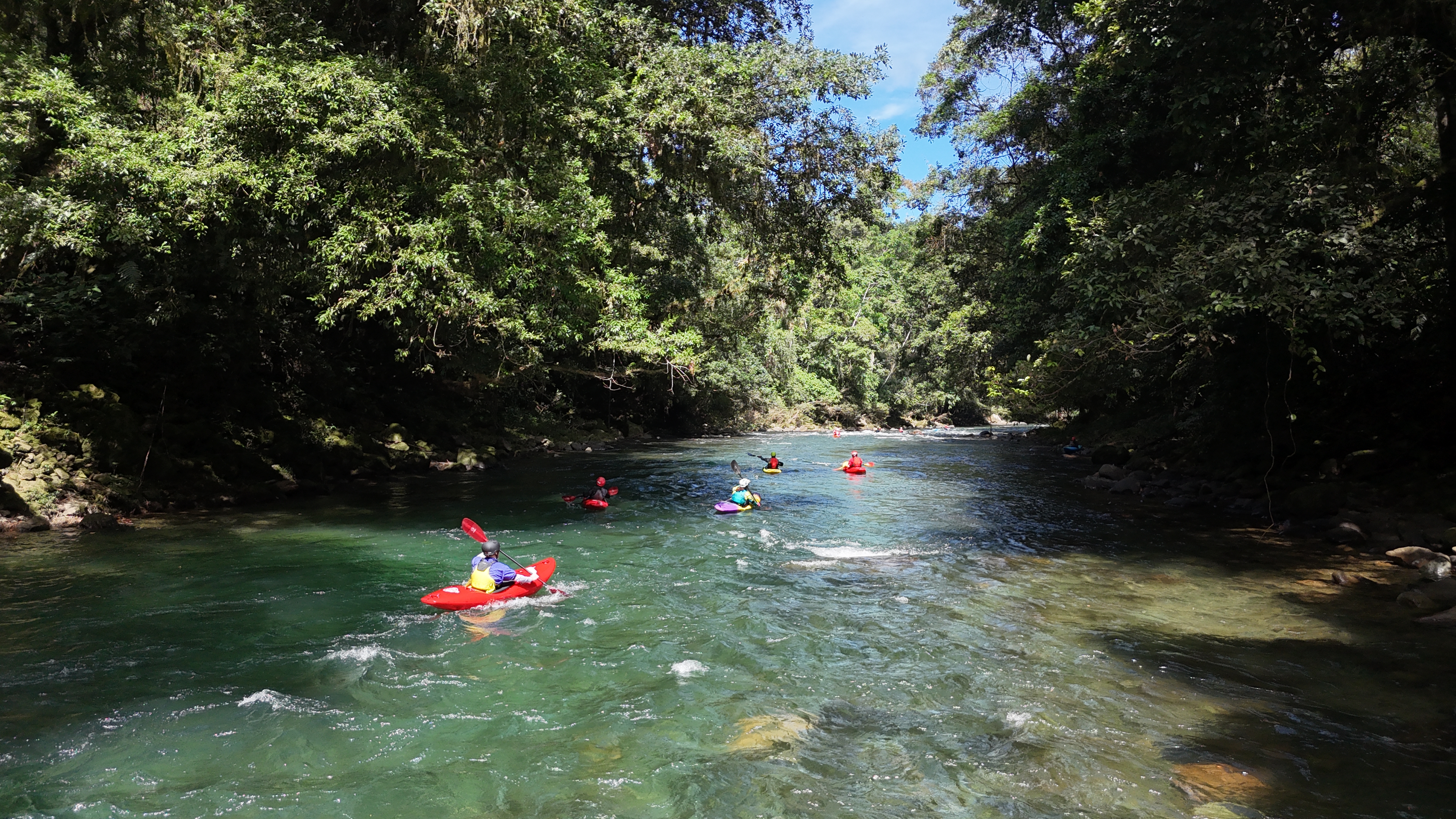 Instructor enseñando técnicas de seguridad en el río