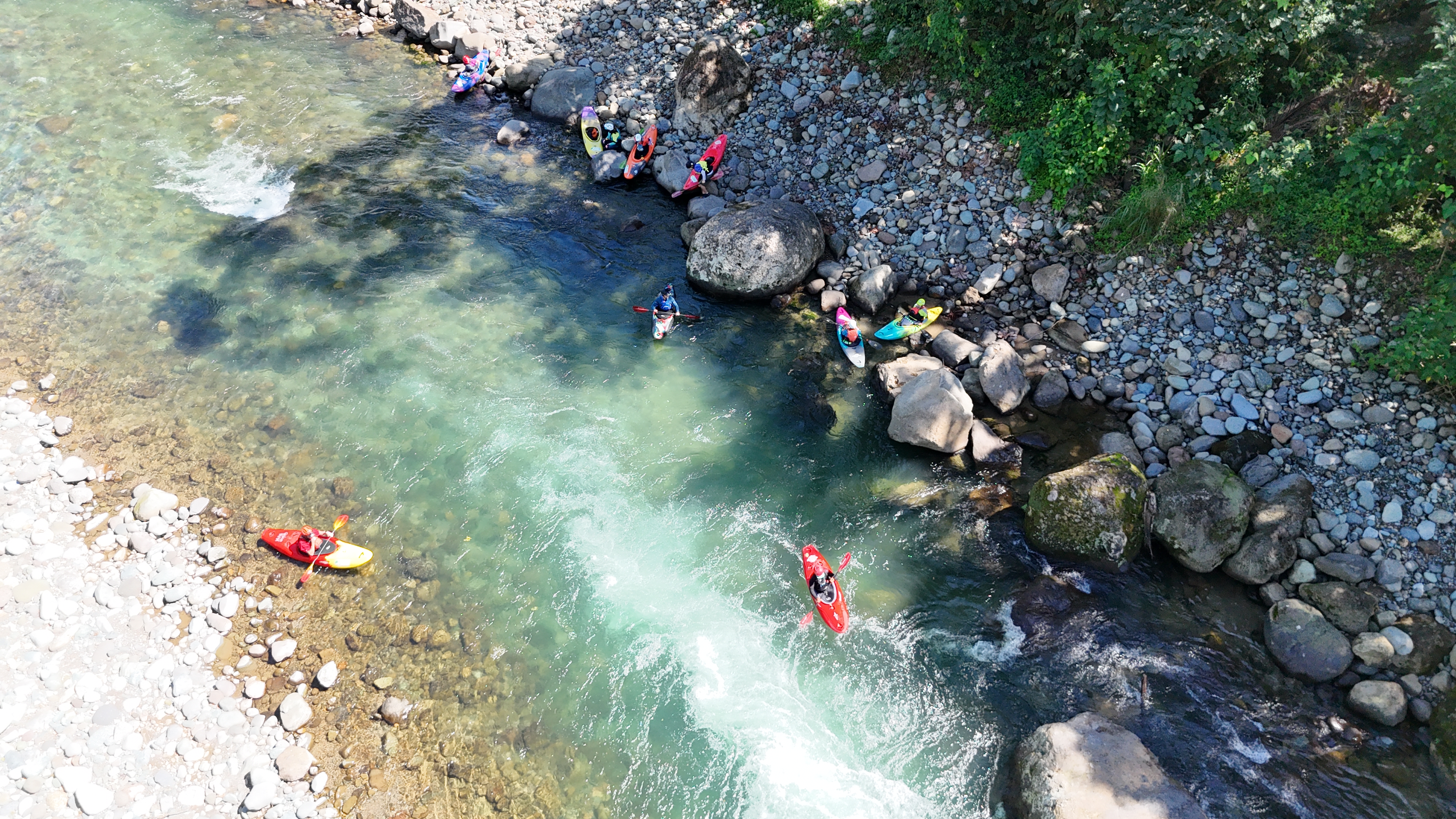 Instructor enseñando técnicas de seguridad en el río
