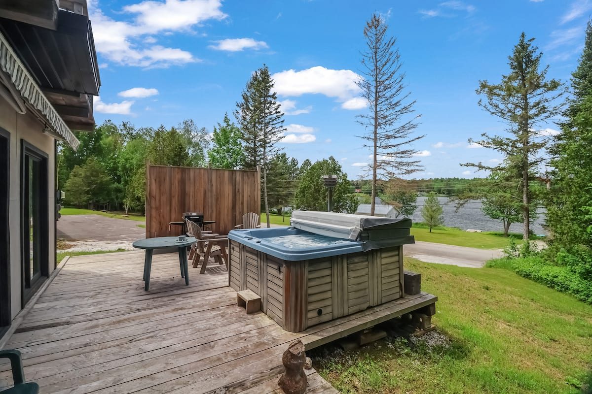 Hot tub on the deck overlooking the lake, Bayview Retreat
