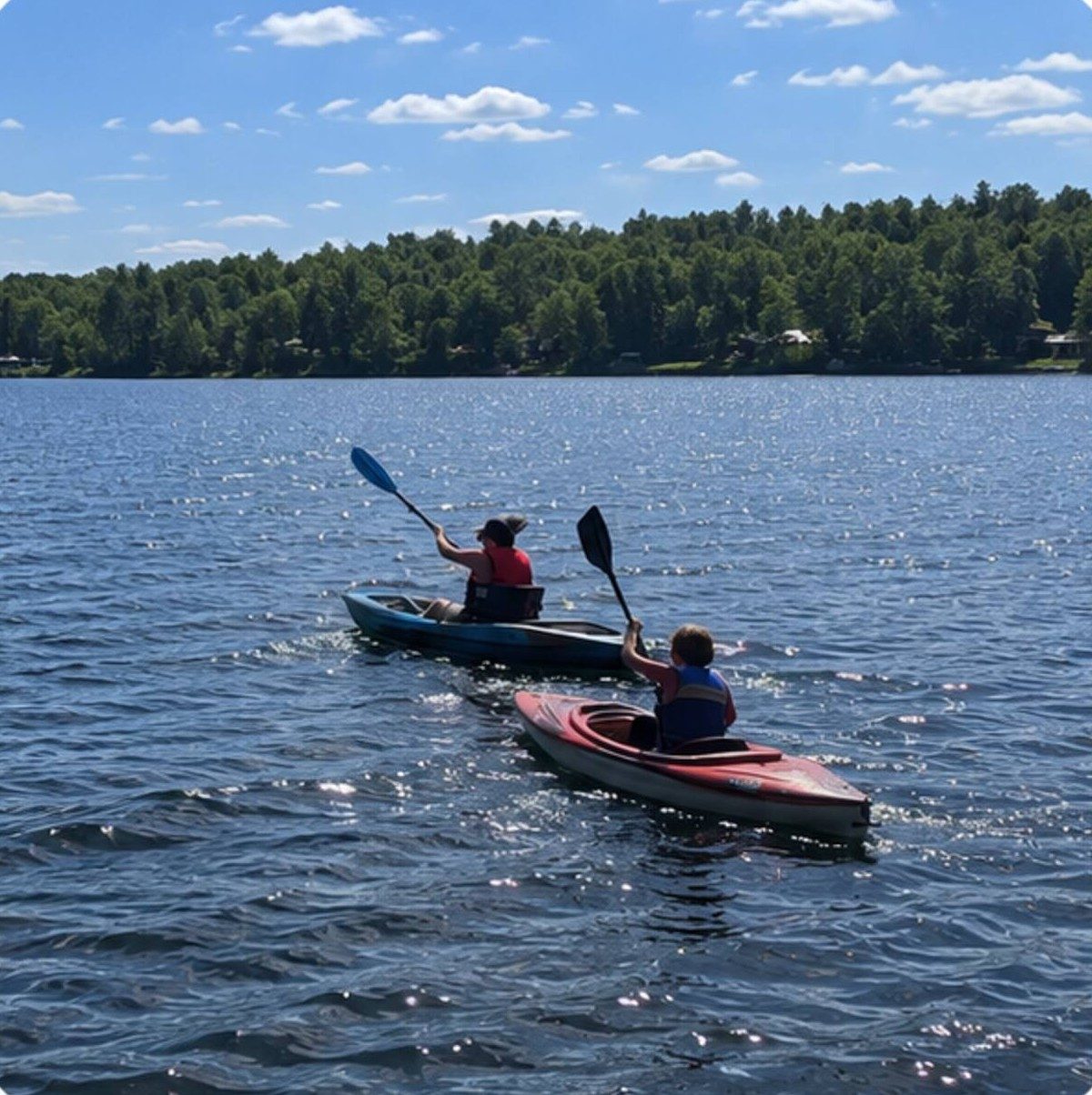 Deux invités en kayak sur le lac Cayamant