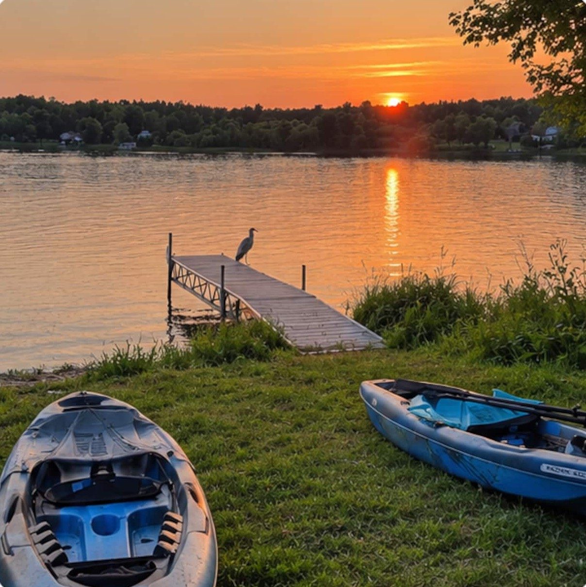 Kayaks sur la rive et quai au coucher du soleil