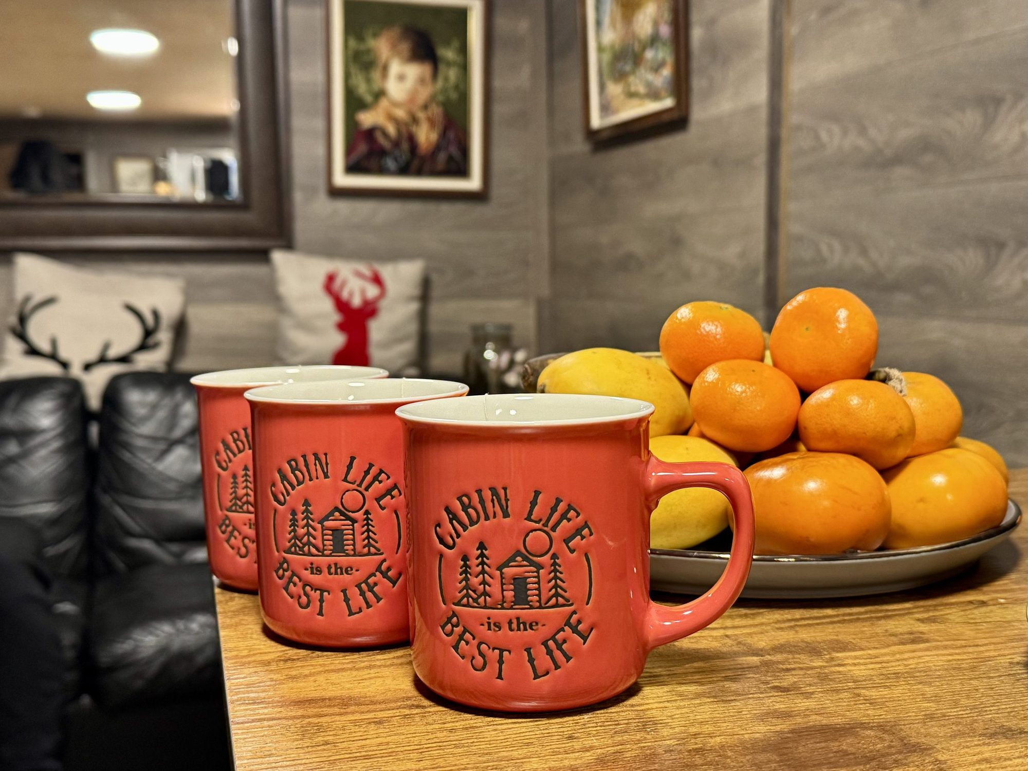 Tasses rouges et oranges fraîches, Villa C