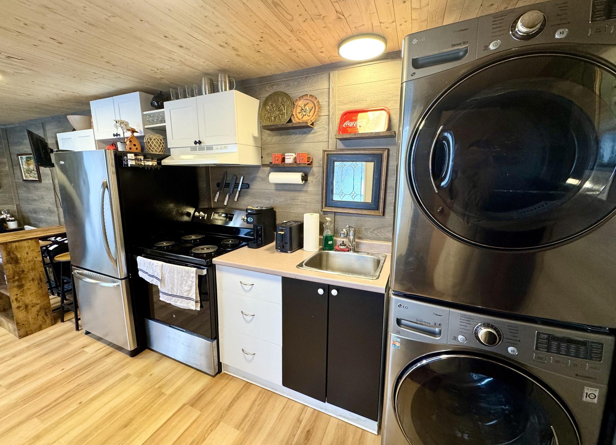 Cuisine avec laveuse et sécheuse, Villa C