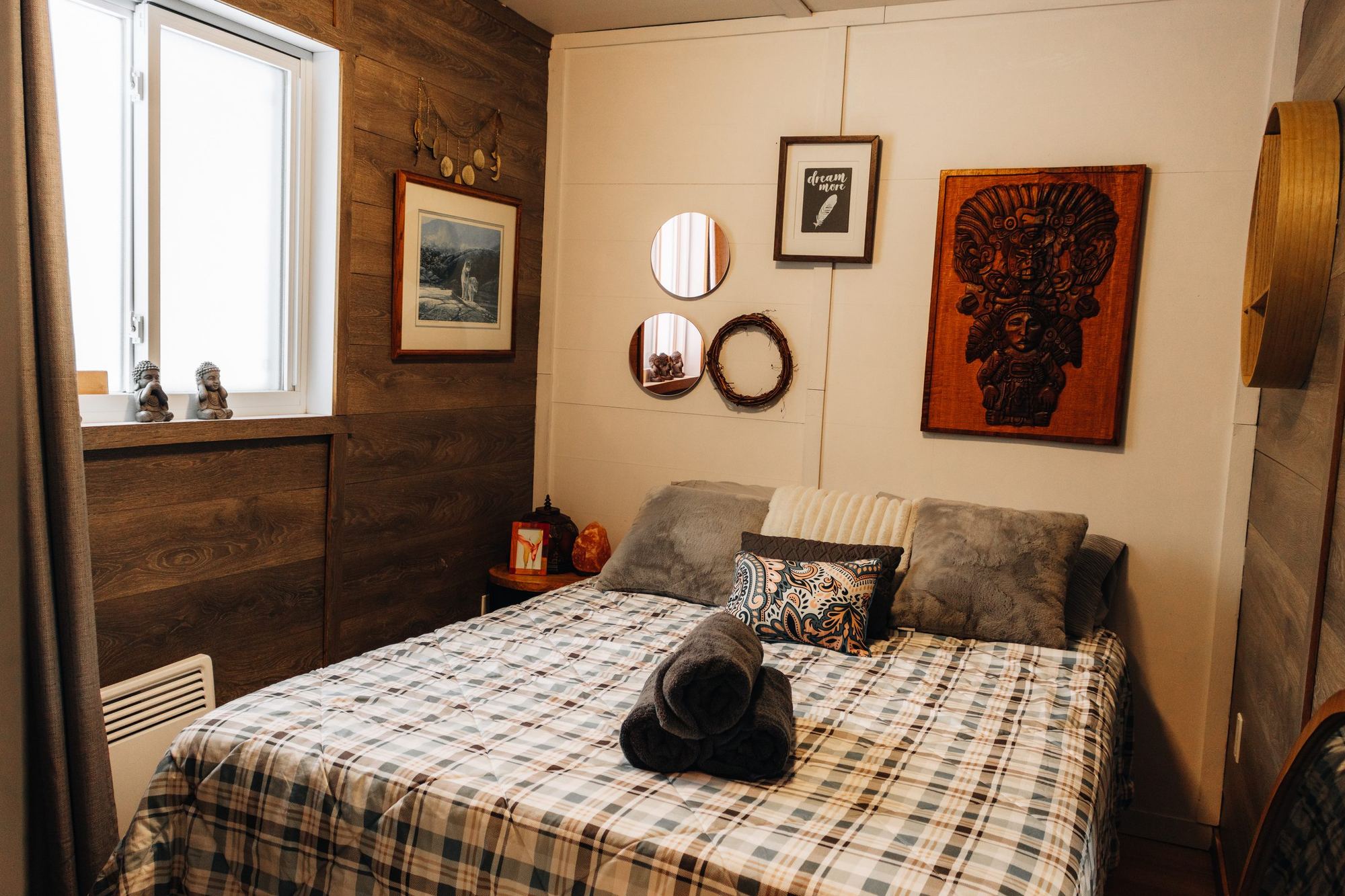 Queen bedroom, Villa D
