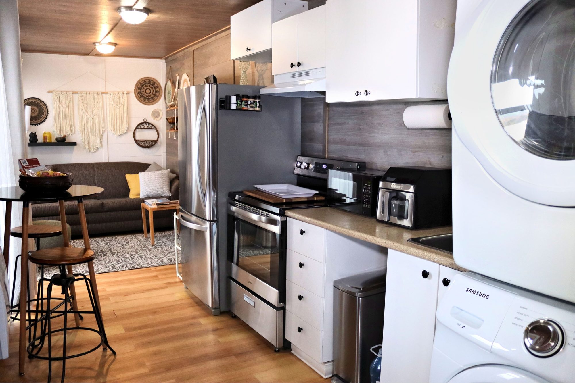 Kitchen with washer and dryer, Villa D