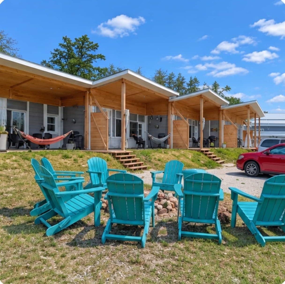 Les cinq villas Cayamant Cove et leurs chaises Adirondack turquoise autour du foyer extérieur, Villa E