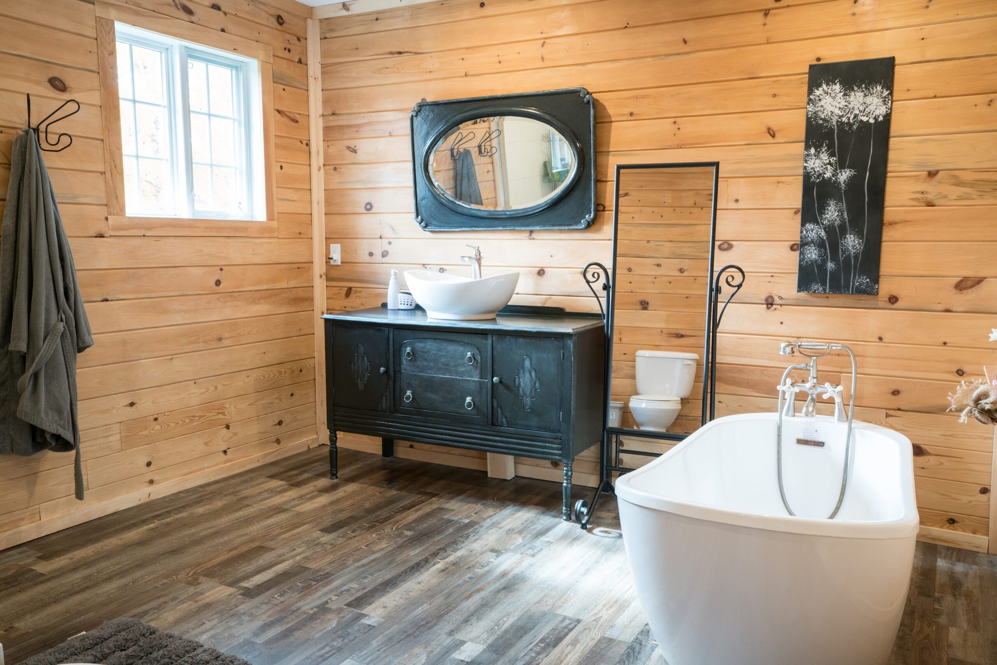Salle de bain avec bain sur pattes, Happy Mountain Chalet