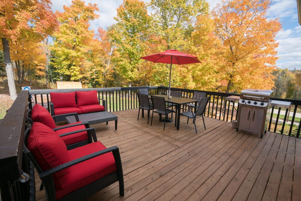 Terrasse avec sectionnel extérieur rouge et table, Happy Mountain Chalet