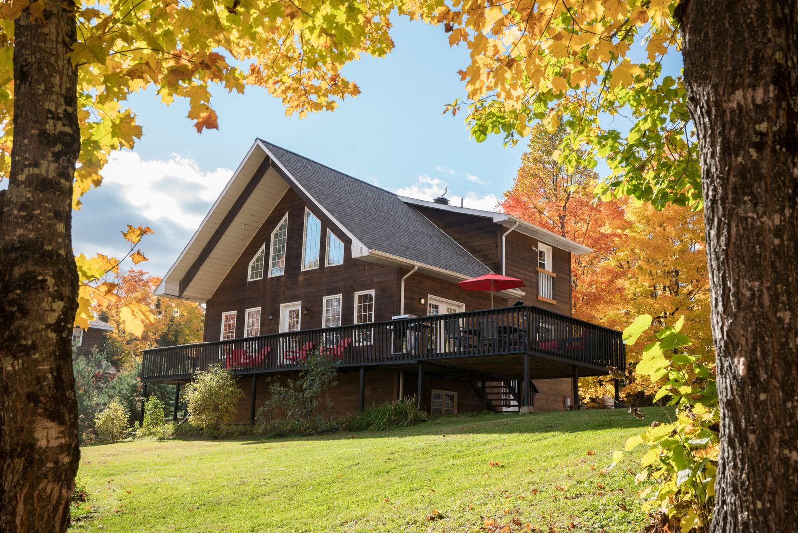 Le chalet vu de la pelouse, Happy Mountain Chalet