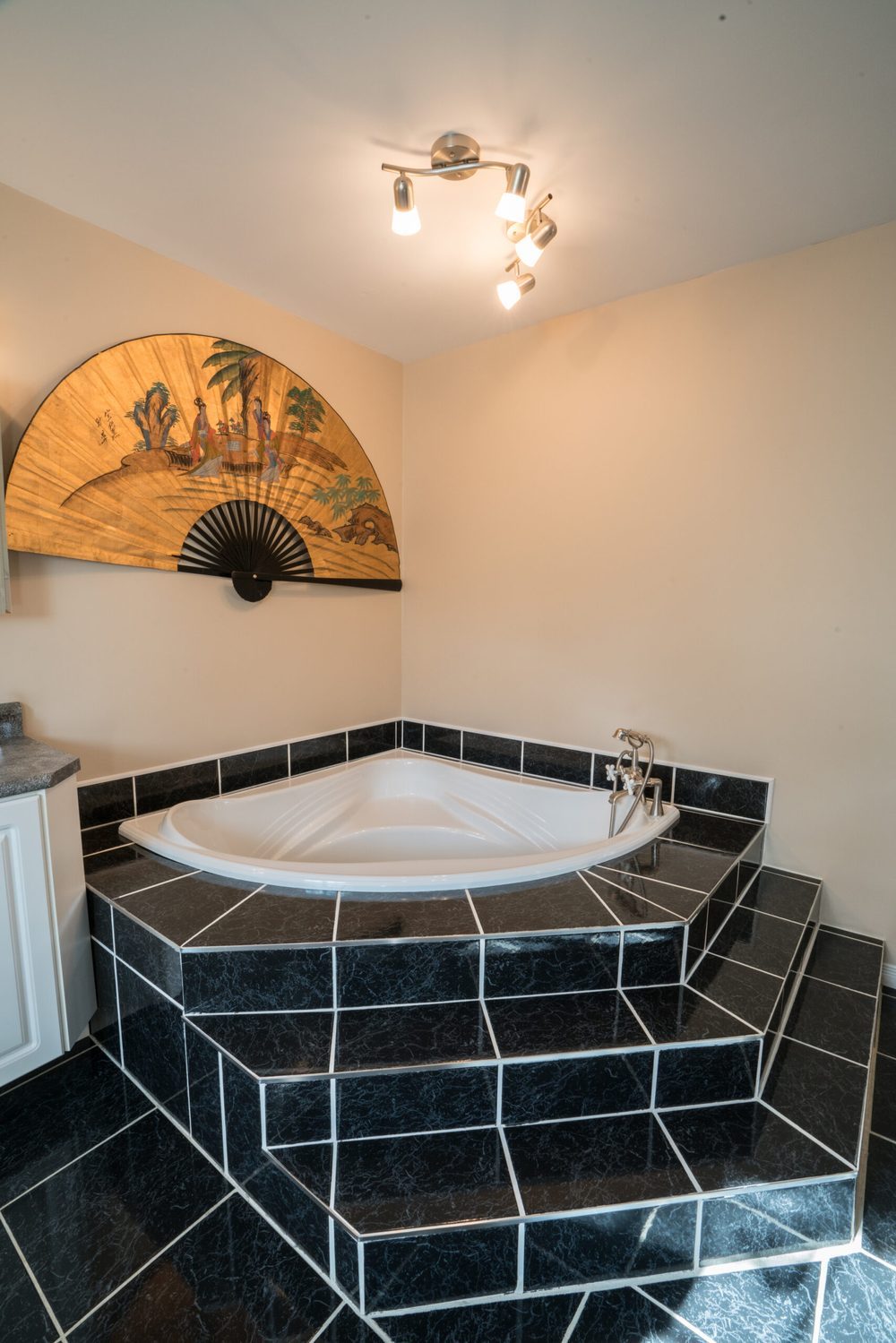 Salle de bain privée avec bain profond, Happy Mountain Hideaway