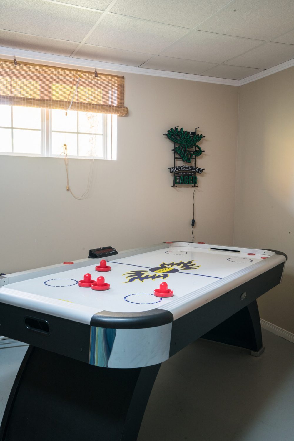 Salle de jeux du sous-sol avec hockey sur coussin d’air, Happy Mountain Hideaway