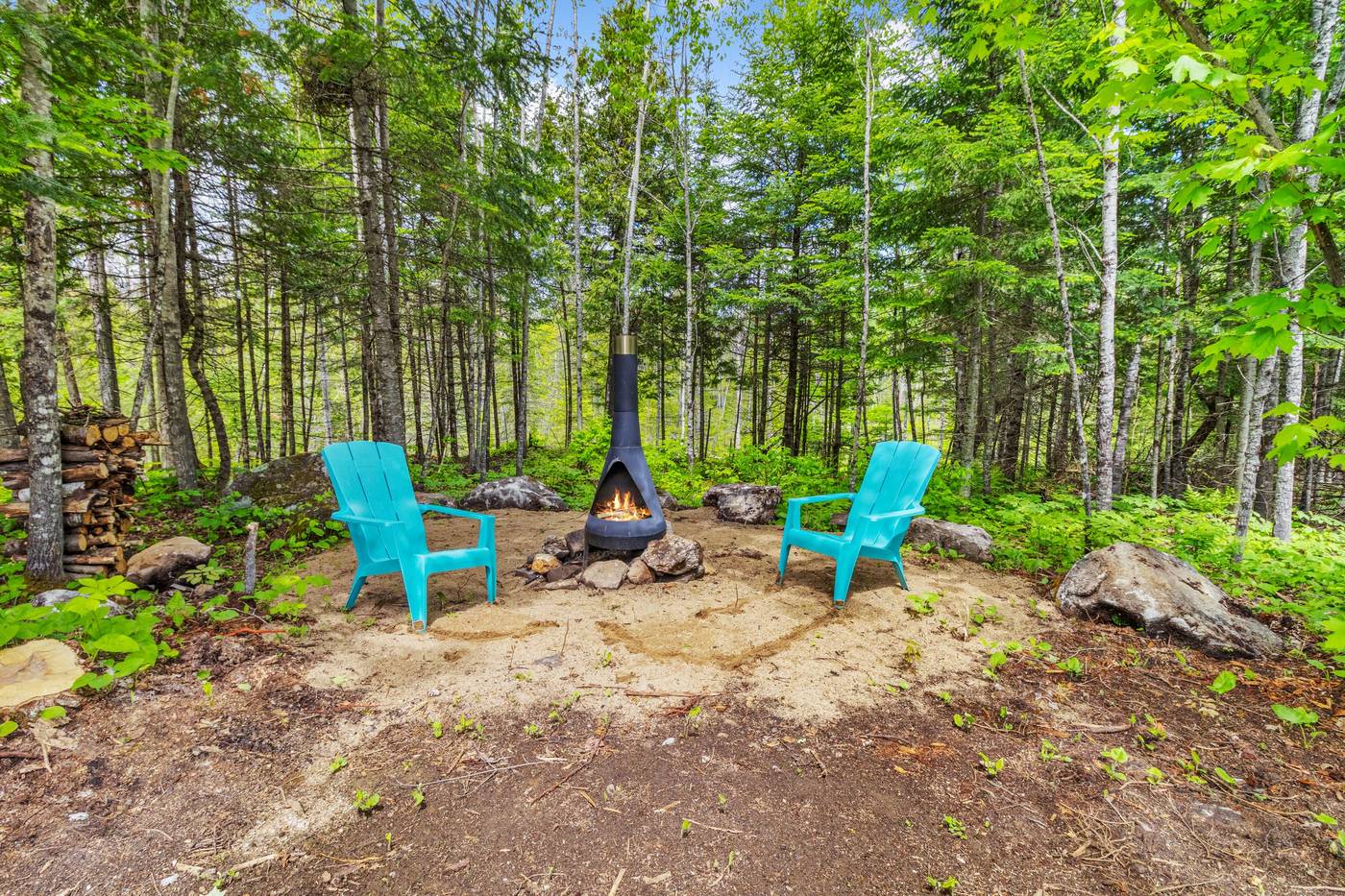 Foyer extérieur avec chaises Adirondack turquoise, Maple Ridge