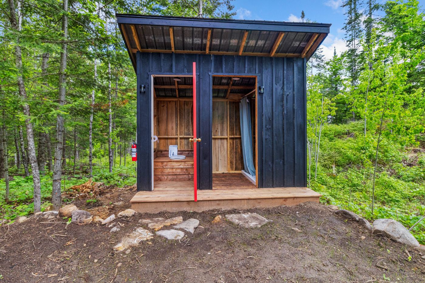 Toilette sèche et douche extérieure alimentée par l’eau de pluie, Maple Ridge