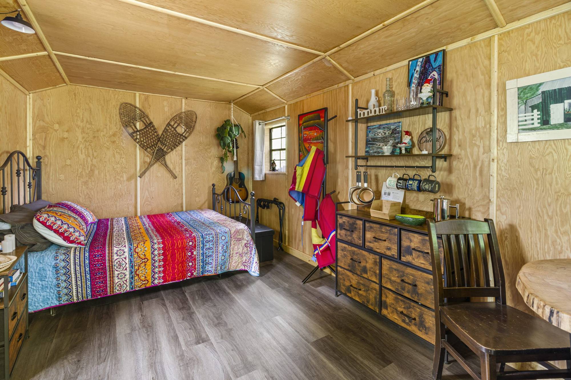 Intérieur du chalet : lit queen et poêle à bois, Maple Ridge