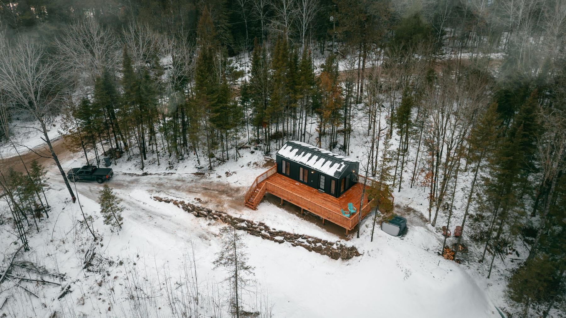 Vue aérienne du chalet dans la forêt enneigée, Raspberry Retreat