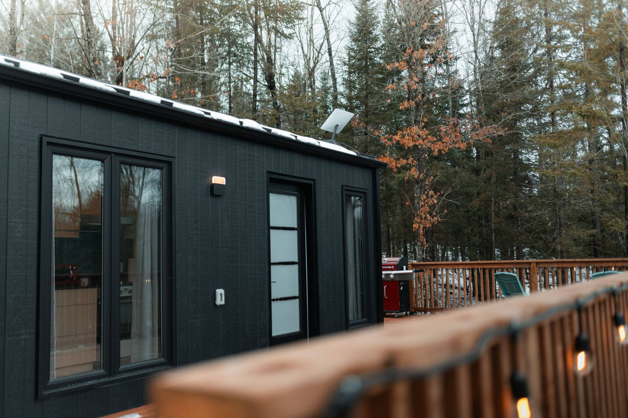 Terrasse et extérieur du chalet noir, Raspberry Retreat