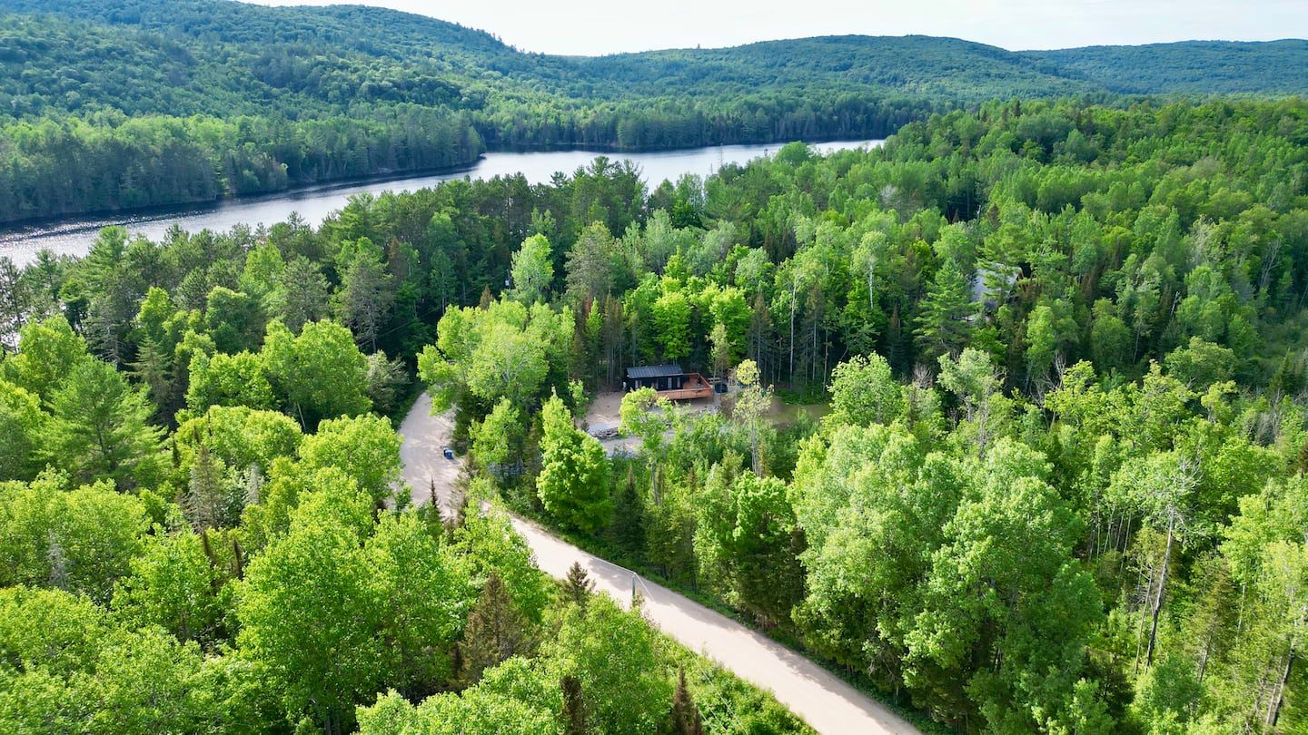 Vue aérienne de la propriété de 30 acres l’été, Raspberry Retreat