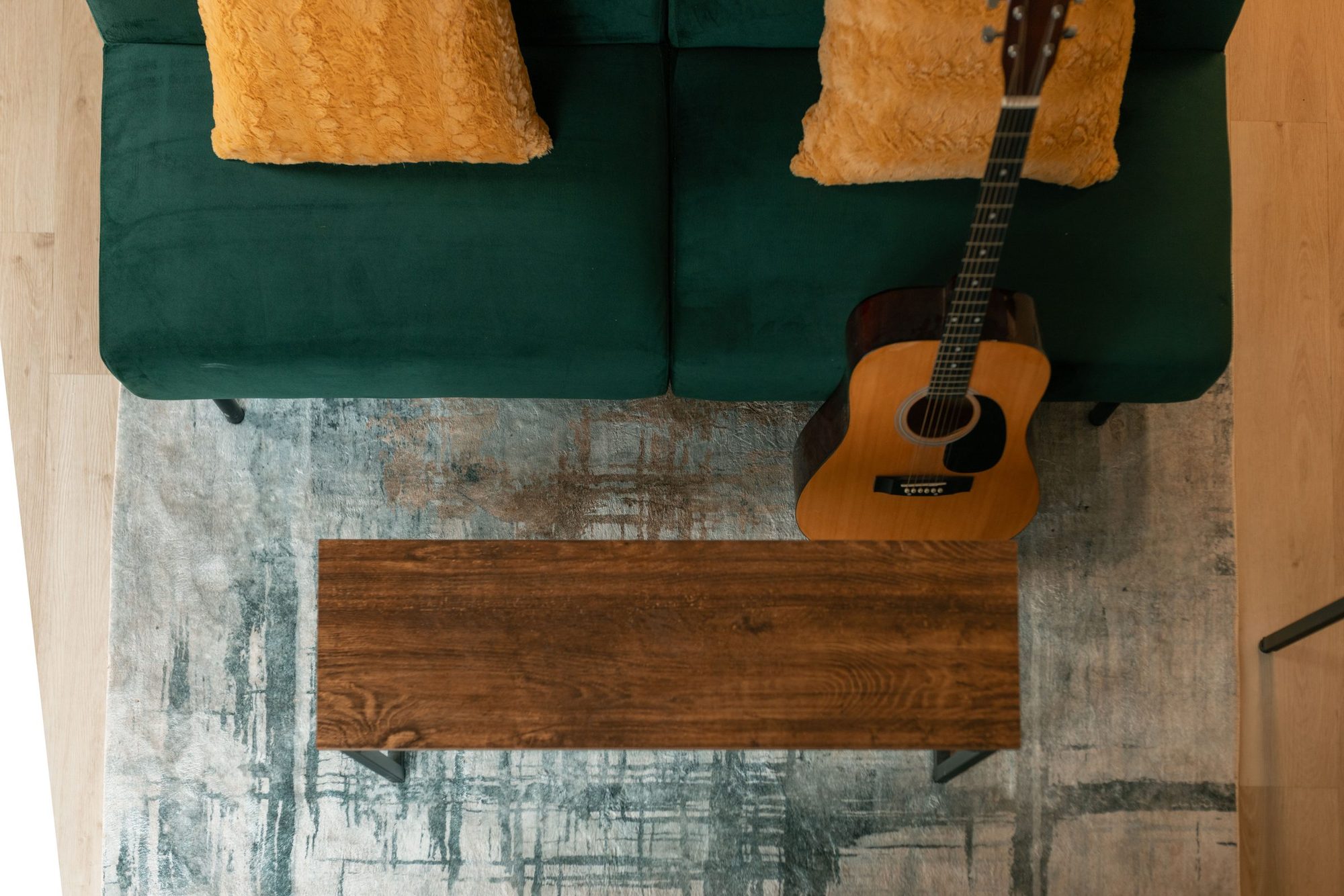 Canapé, guitare et table basse, Raspberry Retreat
